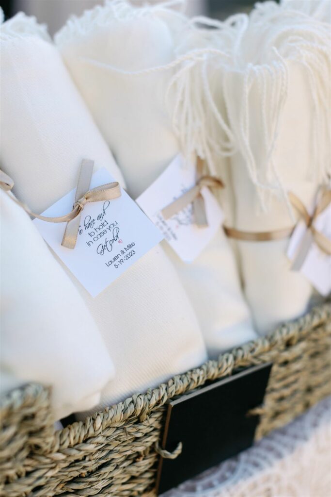 Confort et chaleur grâce à cette petite couverture blanche pour mariage sous la pluie