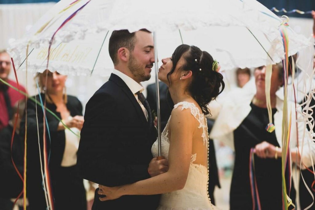 Danse sous un parapluie, avec serpentins