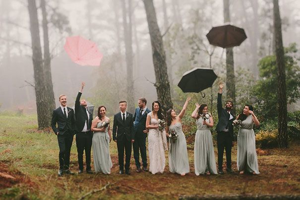 Photo de groupe mariage sous la pluie