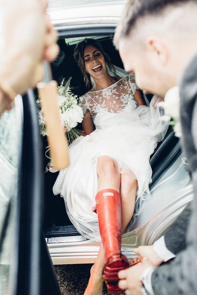 Tendance mariage, bottes de pluies pour marié rouge