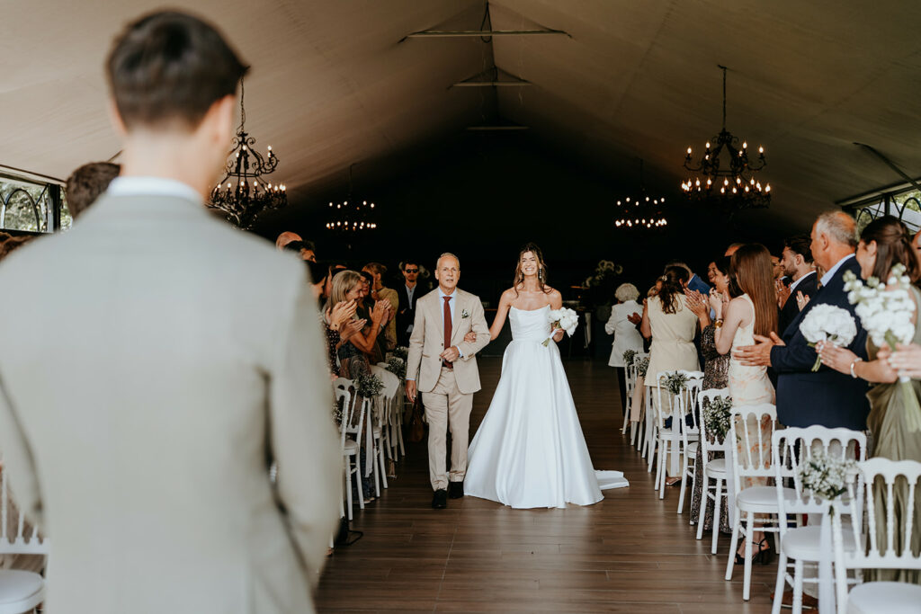 Arrivé de la mariée à la cérémonie laïque au bras de son papa, arrivant face à son futur mari