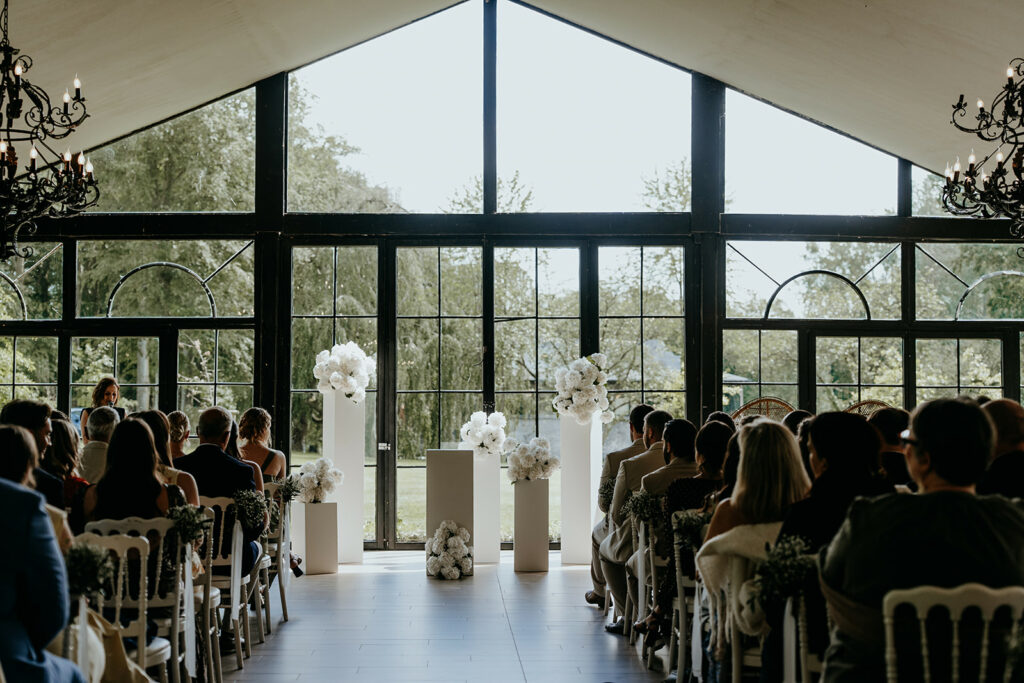 Fleurs blanches, stèles décoratives pour cérémonie laïque