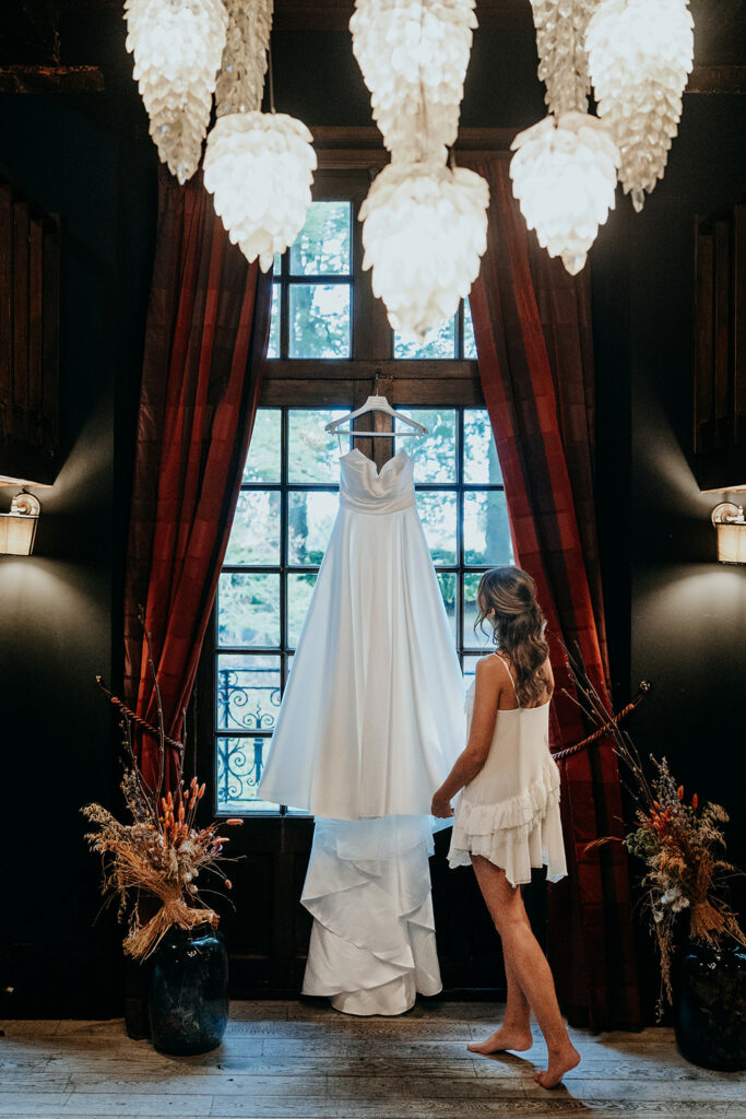 robe de marié blanche bustier et traine avec fleurs séchés décoratives