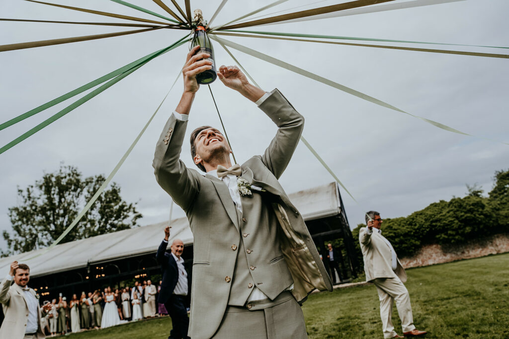 Jeter de bouquet du marié avec une bouteille de champagne