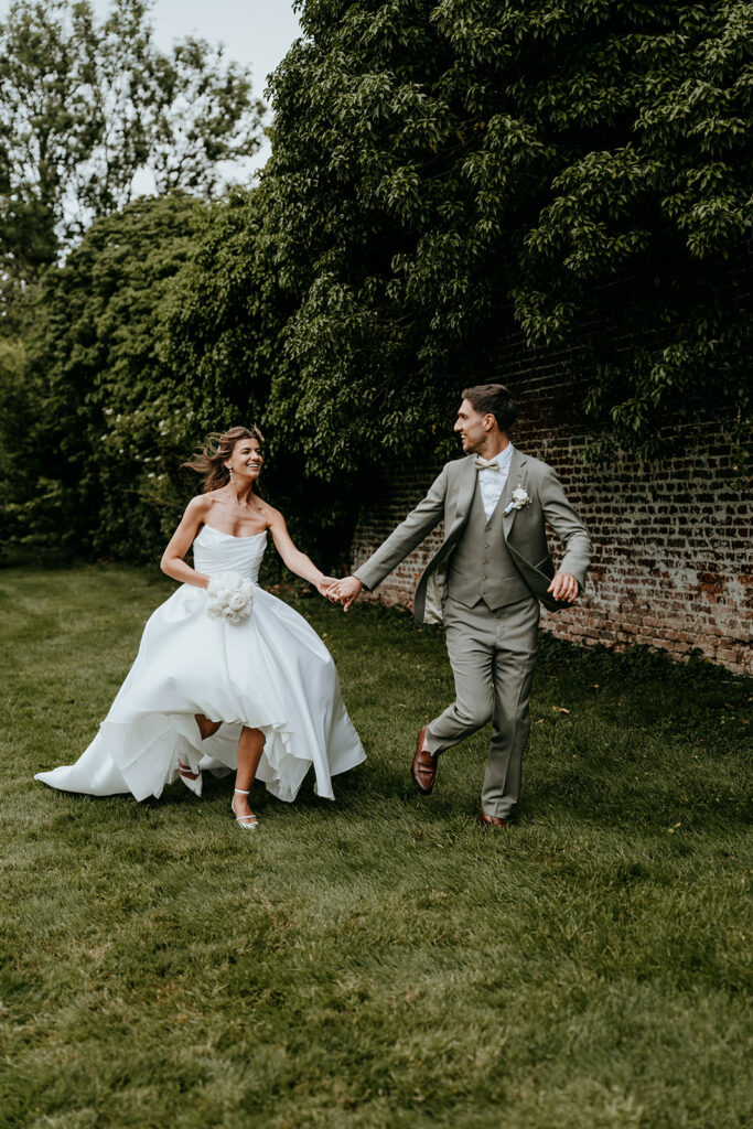 photo Agathe & Valentin, qui courent dans les jardins