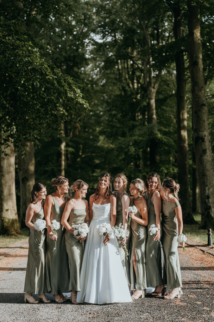 Shooting photo mariée et ses témoins et demoiselles d'honneur, couleur vert sauge et blanc