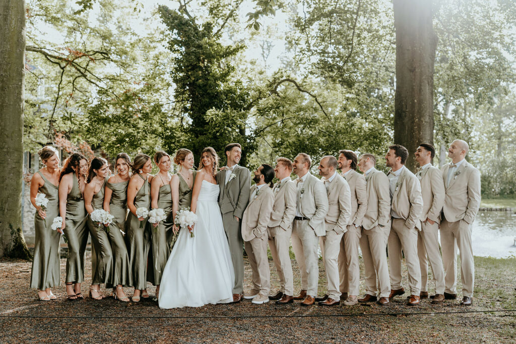 Photo souvenir du Jour J avec témoins, demoiselles d'honneurs, garçons d'honneurs de la mariée et du marié