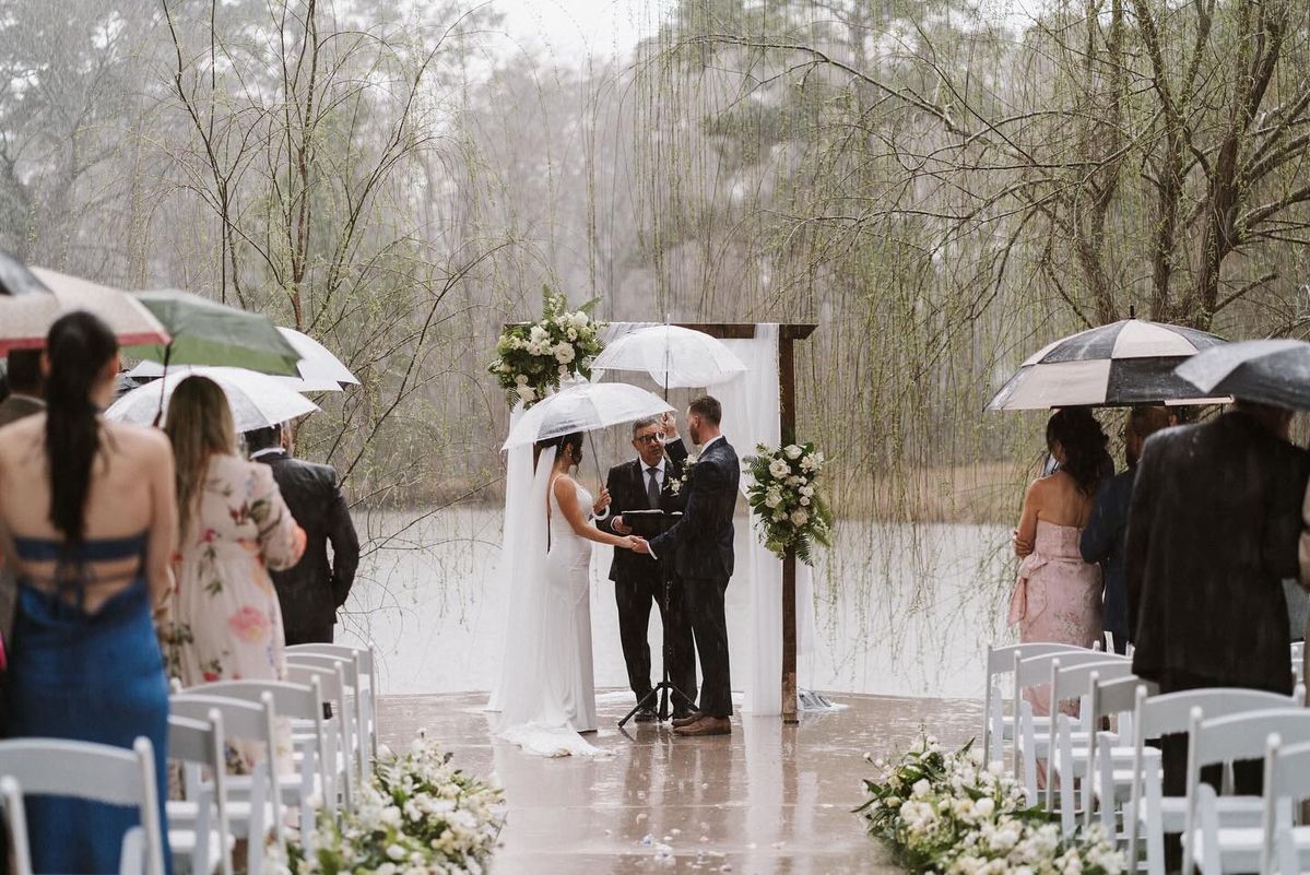 Cérémonie de mariage sous la pluie