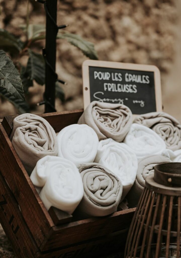 Petites capes légères blanches destinés aux invités d'un mariage pour se réchauffer lors d'une averse