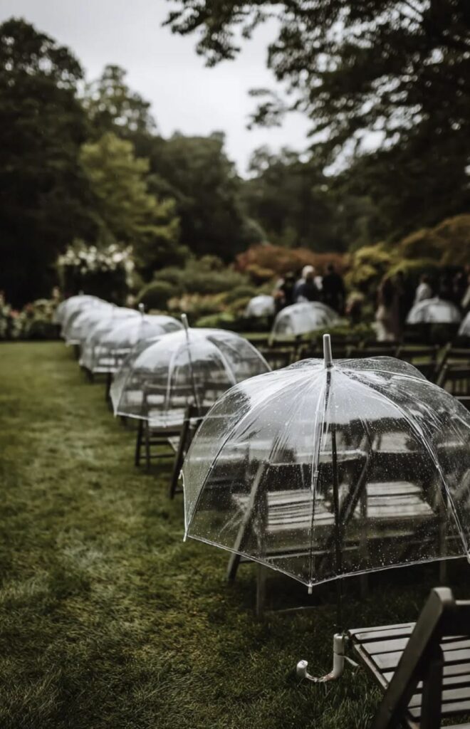 Parapluies transparents, effet élégant pour mariage