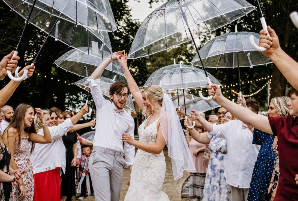 Danse entre invités et marié sous le pluie, avec parapluie transparents