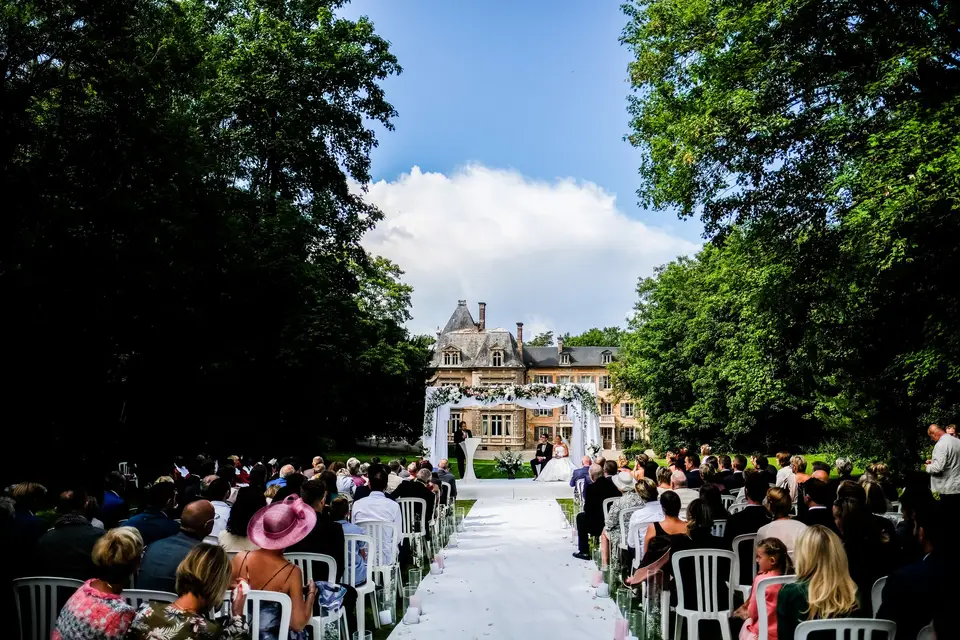 Cérémonie laïque devant le château de Flixecourt