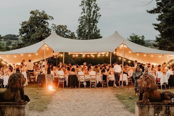 Tente de réception ouverte pour mariage extérieur