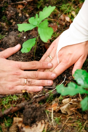 Planter un arbre après le mariage, en couple dans le jardin 
