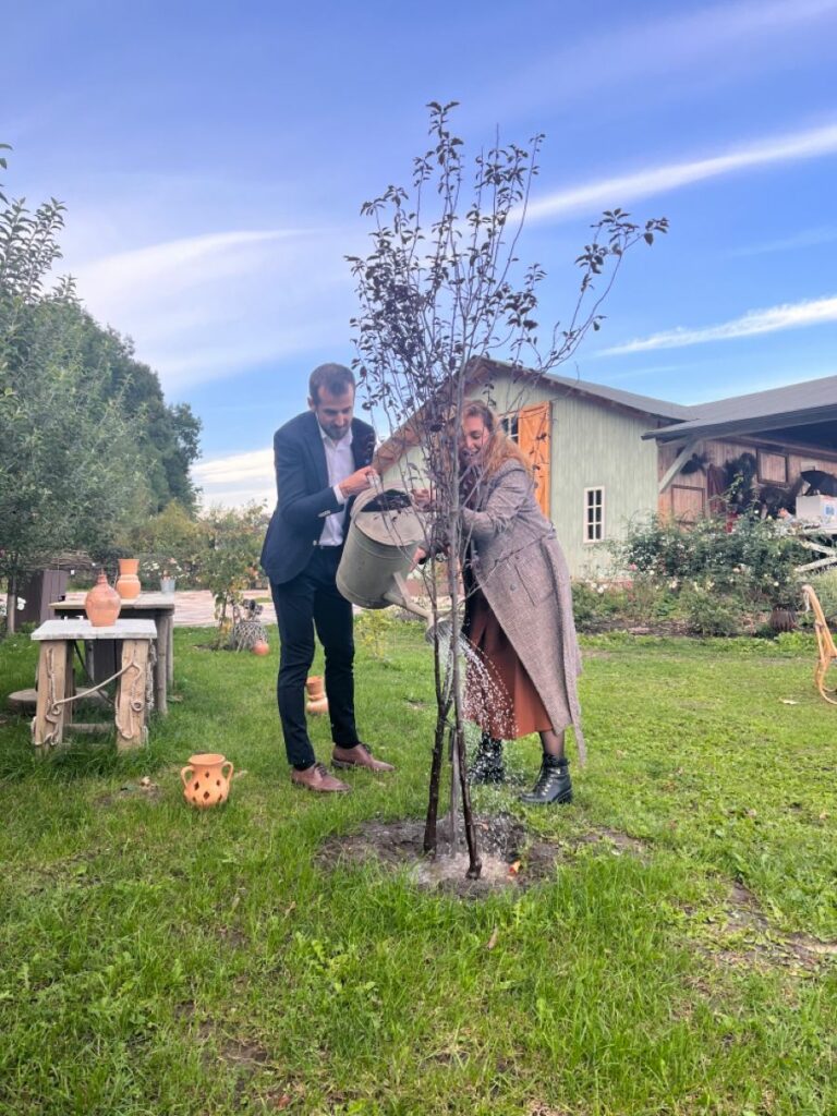 Planter un arbre après le mariage dans le jardin en couple