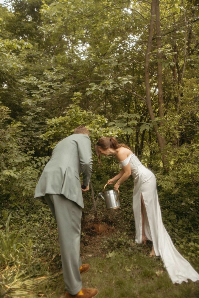 Planter un arbre après le mariage  en couple