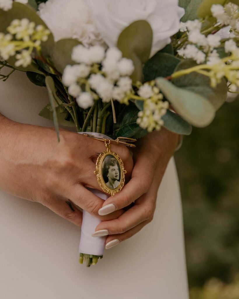 L'objet emprunté bijoux de famille bouquet