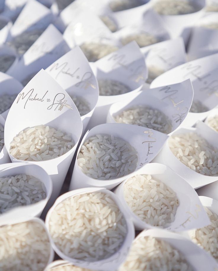 Lancer du riz de la cérémonie pour les invités